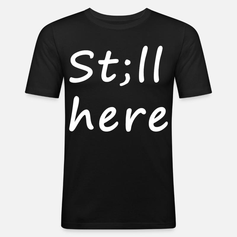 St;ll here – still not silent - Männer Slim Fit T-Shirt - Schwarz