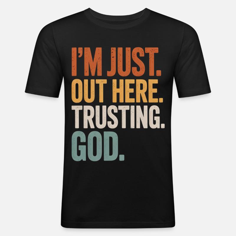 I'M JUST OUT HERE TRUSTING GOD - Männer Slim Fit T-Shirt - Schwarz