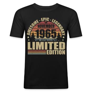 November 1965 Limited Edition Retro November 1965 - Männer Slim Fit T-Shirt - Schwarz - Vorne - Nik (191cm)