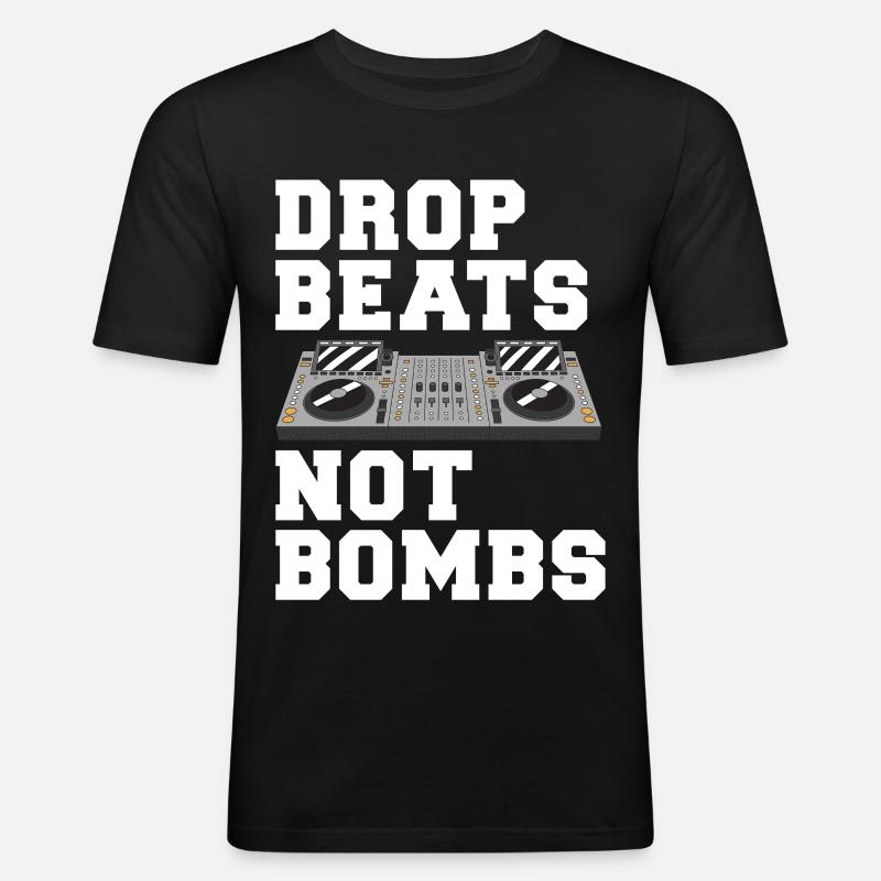 Drop Beats Not Bombs DJ Motto - Männer Slim Fit T-Shirt - Schwarz