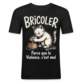 Bricoler, parce que la violence c’est mal - T-shirt près du corps Homme - noir - Devant - Nik (191cm)