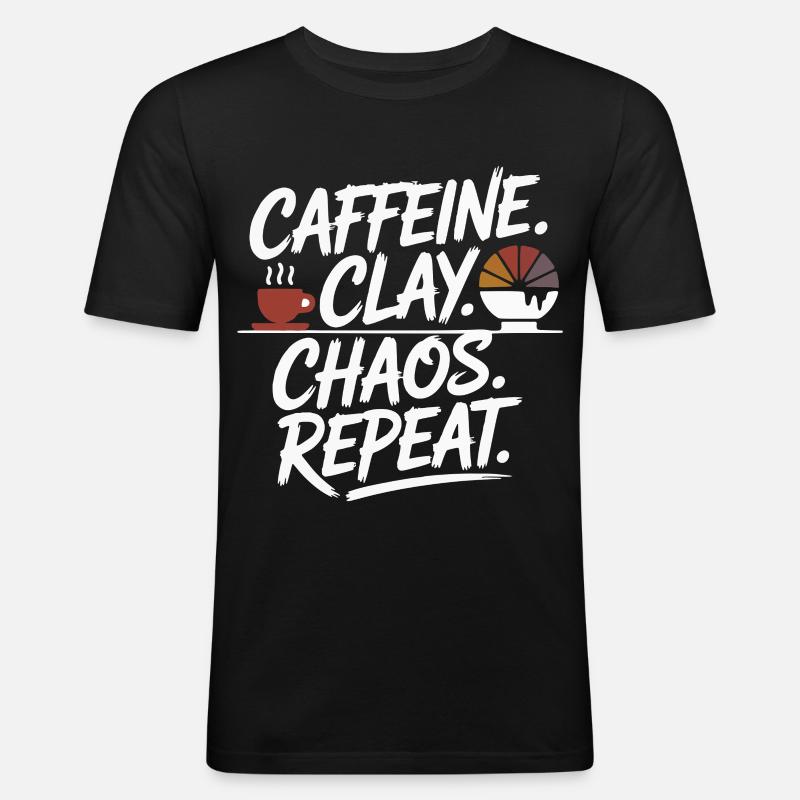 Caffeine Clay Chaos Repeat Design - Männer Slim Fit T-Shirt - Schwarz