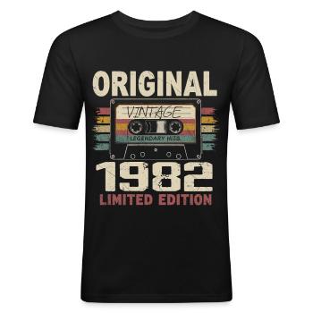 1982 Geburtstagsgeschenk 1982 Jahrgang 1982 Retro - Männer Slim Fit T-Shirt - Schwarz - Vorne - Nik (191cm)