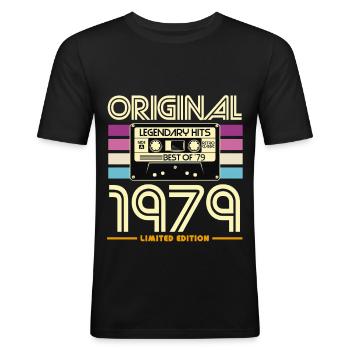 Kassette 1979 Originalhits - Männer Slim Fit T-Shirt - Schwarz - Vorne - Nik (191cm)