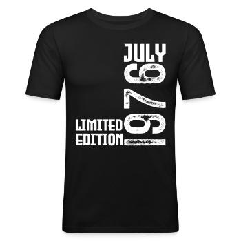 Geschenk Juli 1976. Geburtstag Juli 1976. - Männer Slim Fit T-Shirt - Schwarz - Vorne - Nik (191cm)