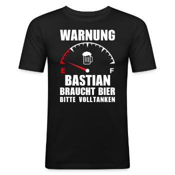 Bastian braucht Bier Bitte volltanken - Männer Slim Fit T-Shirt - Schwarz - Vorne - Nik (191cm)