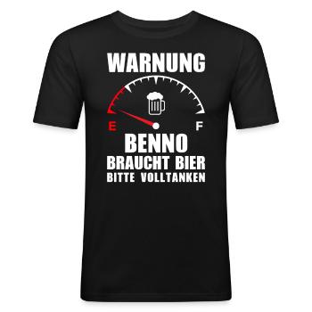 Benno braucht Bier Bitte volltanken - Männer Slim Fit T-Shirt - Schwarz - Vorne - Nik (191cm)