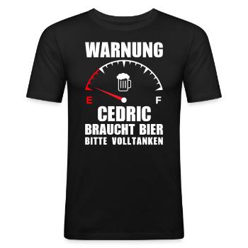 Cedric braucht Bier Bitte volltanken - Männer Slim Fit T-Shirt - Schwarz - Vorne - Nik (191cm)