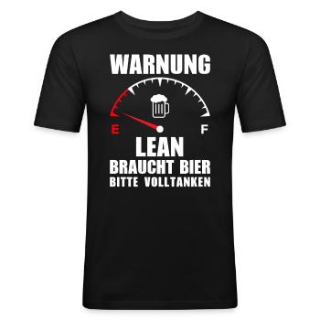 Lean braucht Bier Bitte volltanken - Männer Slim Fit T-Shirt - Schwarz - Vorne - Nik (191cm)