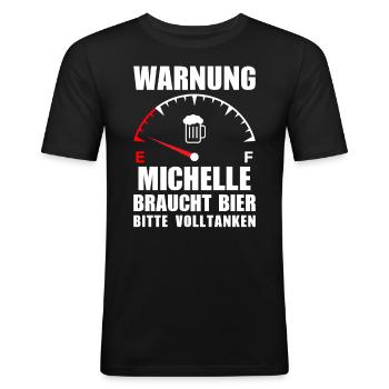 Michelle braucht Bier Bitte volltanken - Männer Slim Fit T-Shirt - Schwarz - Vorne - Nik (191cm)