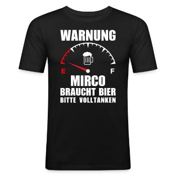 Mirco braucht Bier Bitte volltanken - Männer Slim Fit T-Shirt - Schwarz - Vorne - Nik (191cm)