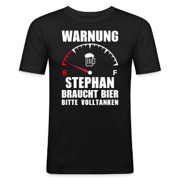 Stephan braucht Bier Bitte volltanken - Männer Slim Fit T-Shirt - Schwarz - Vorne - Nik (191cm)