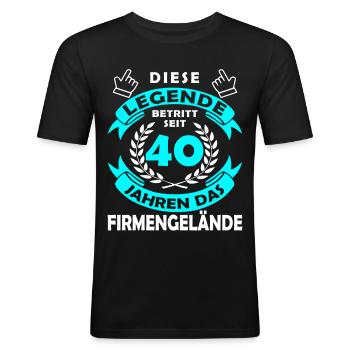 Legende betritt 40 Jahren Gelände - Firmenjubiläum - Männer Slim Fit T-Shirt - Schwarz - Vorne - Nik (191cm)