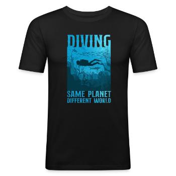 Scuba Diverg Diving Same Planet - T-shirt près du corps Homme - noir - Devant - Nik (191cm)