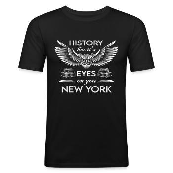 New York - L'histoire a les yeux rivés sur vous - T-shirt près du corps Homme - noir - Devant - Nik (191cm)