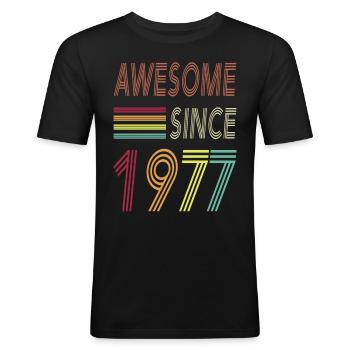 Awesome since 1977 - Männer Slim Fit T-Shirt - Schwarz - Vorne - Nik (191cm)