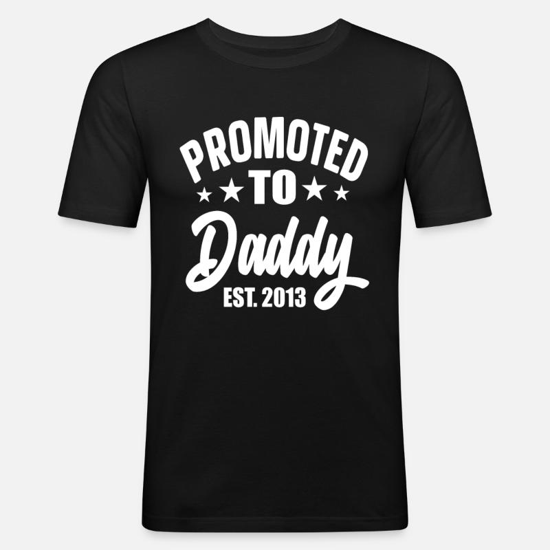 Promoted To Daddy Est 2013 - Männer Slim Fit T-Shirt - Schwarz