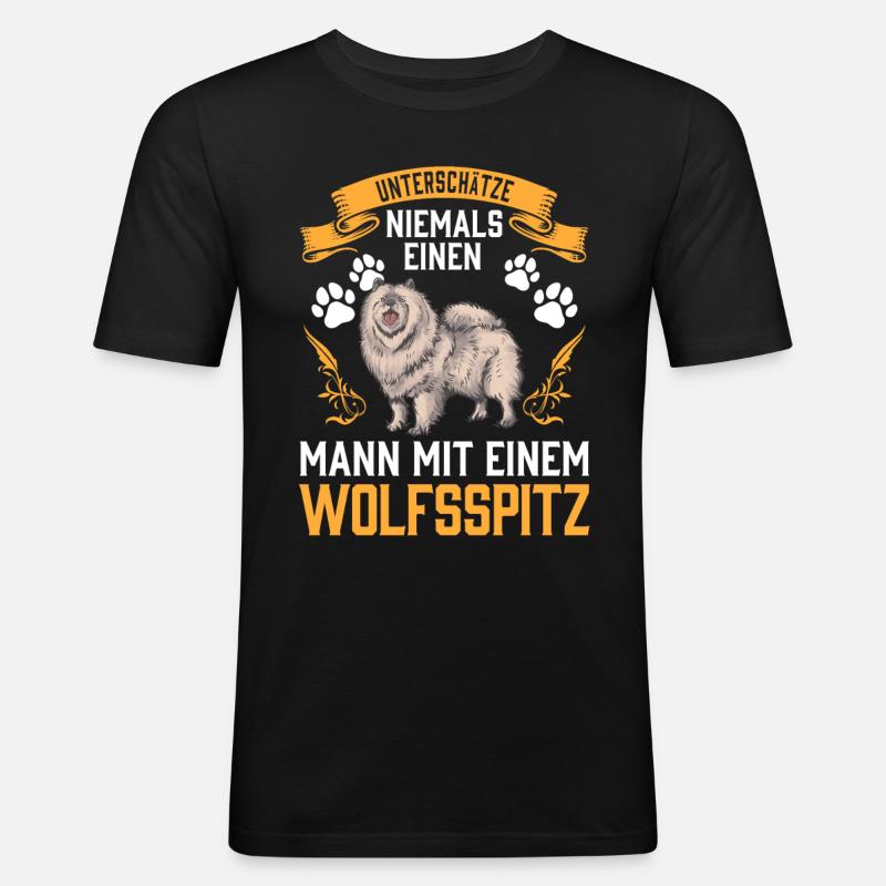 Mann mit Wolfsspitz Deutscher Keeshond - Männer Slim Fit T-Shirt - Schwarz