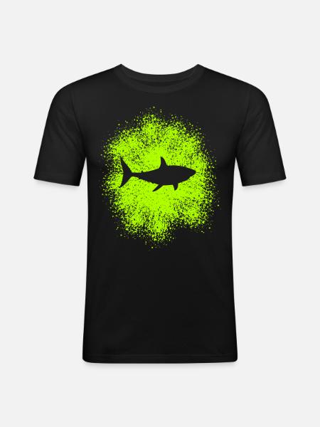 Requin requin dans l’océan - T-shirt près du corps Homme - noir