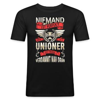 Niemand ist perfekt aber Unioner sind nah dran - Männer Slim Fit T-Shirt - Schwarz - Vorne - Nik (191cm)