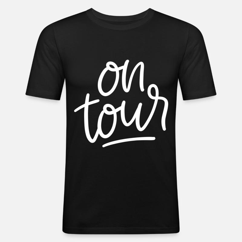 On Tour Spruch Camping - Männer Slim Fit T-Shirt - Schwarz