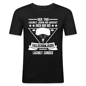 Nur Der Fallschirmjäger Lächelt Zurück Geschenk - Männer Slim Fit T-Shirt - Schwarz - Vorne - Nik (191cm)