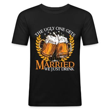 The Ugly One Gets Married We Just Drink - Männer Slim Fit T-Shirt - Schwarz - Vorne - Nik (191cm)