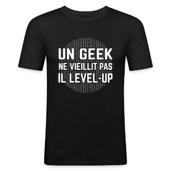 un geek ne vieillit pas il level-up - T-shirt près du corps Homme - noir - Devant - Nik (191cm)