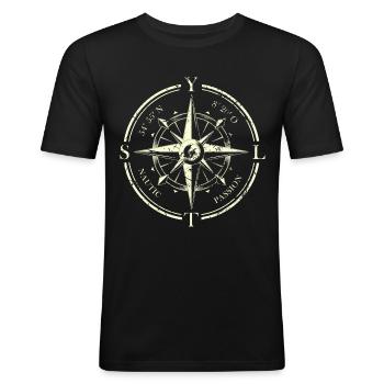SYLT KOMPASS Koordinaten - Männer Slim Fit T-Shirt - Schwarz - Vorne - Nik (191cm)