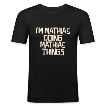 I'm Mathias doing Mathias things - Männer Slim Fit T-Shirt - Schwarz - Vorne - Nik (191cm)