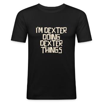 I'm Dexter doing Dexter things - Männer Slim Fit T-Shirt - Schwarz - Vorne - Nik (191cm)