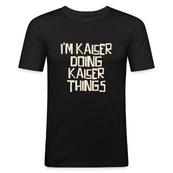 I'm Kaiser doing Kaiser things - Männer Slim Fit T-Shirt - Schwarz - Vorne - Nik (191cm)