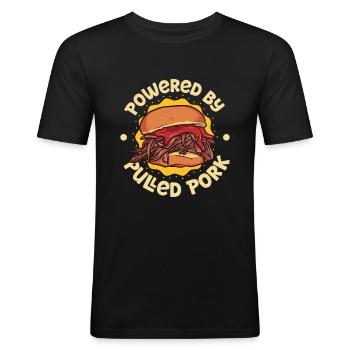 Powered by Pulled Pork Sandwich - Männer Slim Fit T-Shirt - Schwarz - Vorne - Nik (191cm)