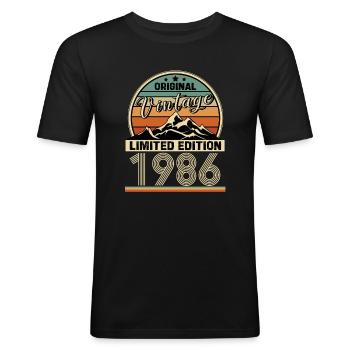 1986 - Miesten tyköistuva t-paita - musta - Edestä - Nik (191cm)