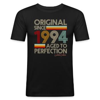 1994 - Männer Slim Fit T-Shirt - Schwarz - Vorne - Nik (191cm)