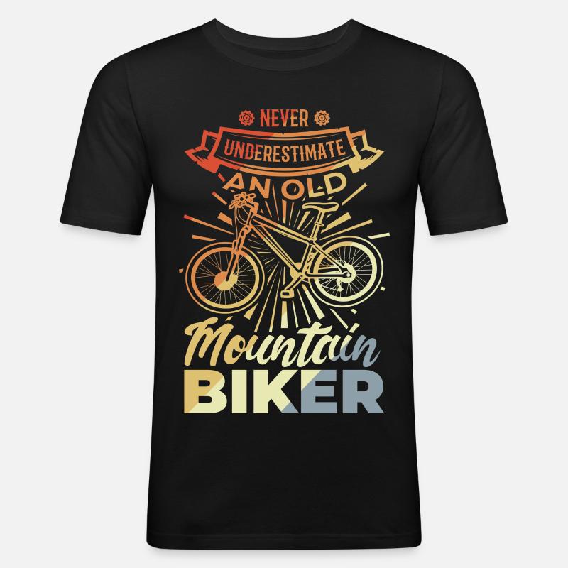 Never Underestimate A Old Mountain Biker - Männer Slim Fit T-Shirt - Schwarz