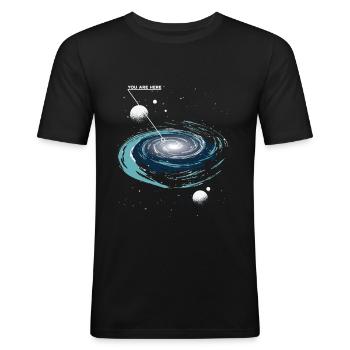 You are here Galaxy - Männer Slim Fit T-Shirt - Schwarz - Vorne - Nik (191cm)