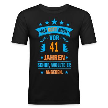 41 - Männer Slim Fit T-Shirt - Schwarz - Vorne - Nik (191cm)