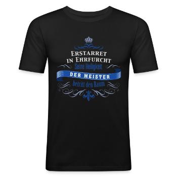 Der Meister betritt den Raum-Meisterprüfung - Männer Slim Fit T-Shirt - Schwarz - Vorne - Nik (191cm)
