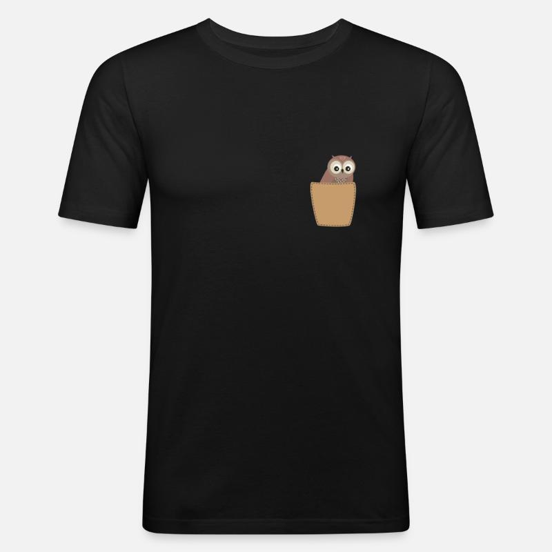 Eule in Brusttasche - Männer Slim Fit T-Shirt - Schwarz
