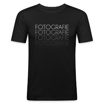 Fotografie Schriftzug - Männer Slim Fit T-Shirt - Schwarz - Vorne - Nik (191cm)
