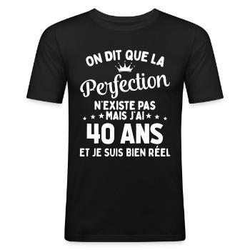 J'ai 40 Ans et je suis bien réel - perfection - T-shirt près du corps Homme - noir - Devant - Nik (191cm)