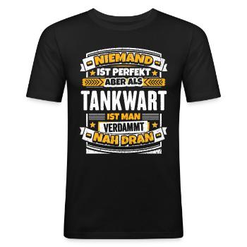 Lustiger Tankwart Spruch - Männer Slim Fit T-Shirt - Schwarz - Vorne - Nik (191cm)