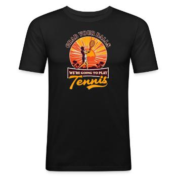 Tennisspieler schnappen sich Bälle und spielen Tennis - Männer Slim Fit T-Shirt - Schwarz - Vorne - Nik (191cm)