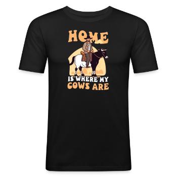Kuhbauernhaus, wo Kühe sind - Männer Slim Fit T-Shirt - Schwarz - Vorne - Nik (191cm)