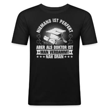 Doktortitel Niemand ist Perfekt Als Doktor Nah - Männer Slim Fit T-Shirt - Schwarz - Vorne - Nik (191cm)