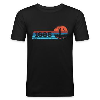 Angler Jahrgang 1985 Geburtstag Fliegenflischen - Männer Slim Fit T-Shirt - Schwarz - Vorne - Nik (191cm)
