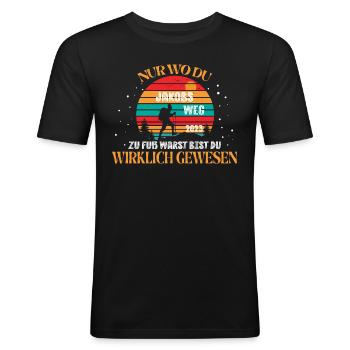 Jakobsweg 2023 - Pilgern - Nur wo du zu Fuß warst - Männer Slim Fit T-Shirt - Schwarz - Vorne - Nik (191cm)