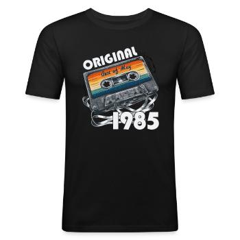 Cassette Mai 1985 Millésime 1985 Anniversaire 1985 - T-shirt près du corps Homme - noir - Devant - Nik (191cm)