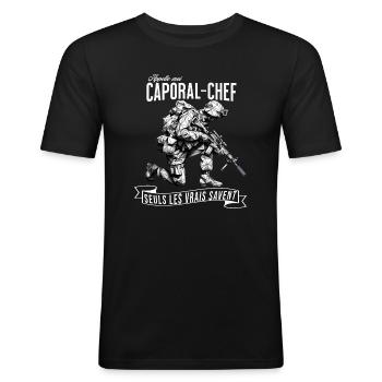 Appelle-moi Caporal-Chef, seuls.. - T-shirt près du corps Homme - noir - Devant - Nik (191cm)